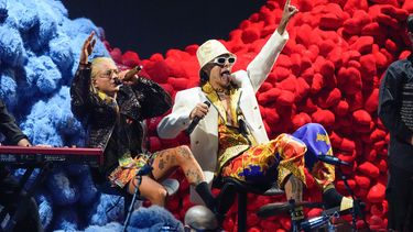 Paco Amoroso, izquierda, y Ca7riel durante su presentación en los Latin Grammy 2025 el jueves 13 de noviembre de 2025 en el MGM Grand de Las Vegas. (Foto AP/Chris Pizzello)