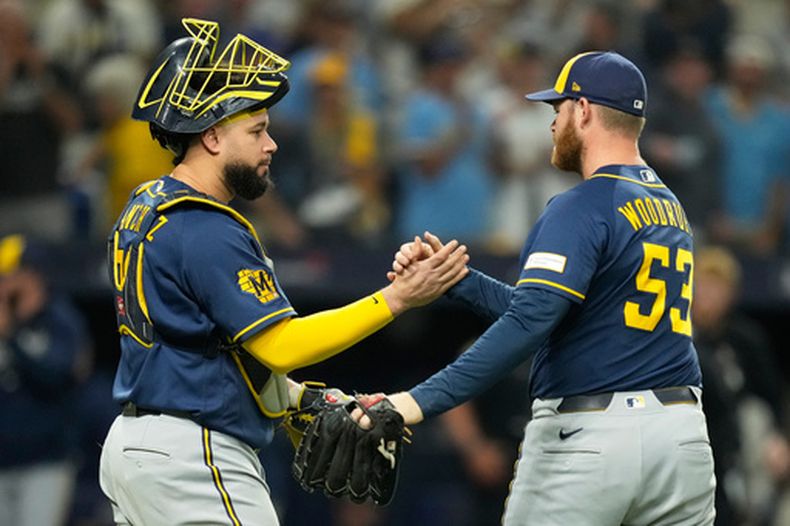 El pitcher de los Cerveceros de Milwaukee Brandon Woodruff celebra con el catcher dominicano Gary Sánchez la victoria en el juego 3 de la Serie Mundial ante los Rays de Tampa Bay el lunes 26 de octubre del 2026. (AP Foto/Ashley Landis)