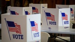 ARCHIVO: Cabinas para votar instaladas en un centro electoral de Newtown, Pensilvania, el 23 de abril de 2024. (AP Foto/Matt Rourke/Archivo)