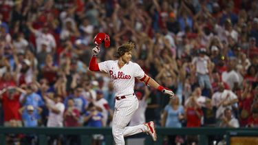 Alec Bohm de los Filis de Filadelfia celebra tras remolcar a Bryson Stott con la carrera ganadora ante los Orioles de Baltimore en el noveno episodio del juego en Fildadelfia. Martes 25 de julio de 2023. (AP Foto/Chris Szagola)