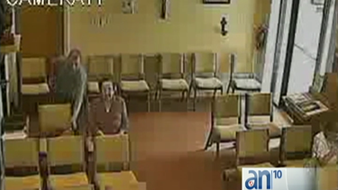 hombre le roba el bolso a una senora dentro de una iglesia
