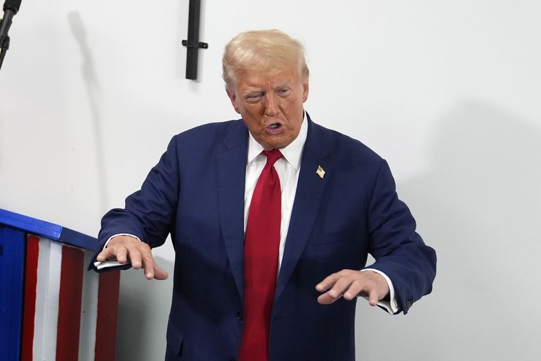 El excandidato presidencial republicano Donald Trump habla durante una parada en una oficina de campaña, el lunes 26 de agosto de 2024, en Roseville, Michigan (Foto AP /Carolyn Kaster).