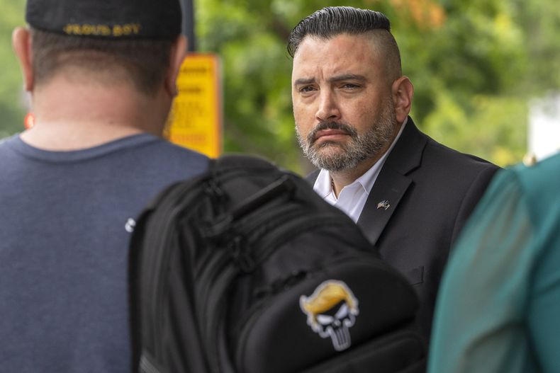 Un grupo de personas que se identifican como miembros de Proud Boys, un grupo de extrema derecha, salen de un tribunal, el 30 de agosto de 2023, en Washington, donde se lleva el juicio a algunos de sus líderes por el asalto al Capitolio de EEUU en enero de 2021. (Foto AP/Jacquelyn Martin)