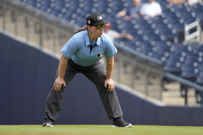 ARCHIVO - La umpire Jen Pawol durante un juego de pretemporada entre los Cardenales de San Luis y los Nacionales de Washington, el 4 de marzo de 2024, en West Palm Beach, Florida. (AP Foto/Jeff Roberson)