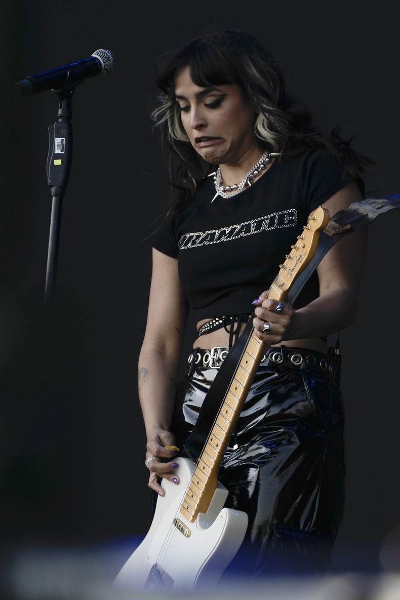 La cantante puertorriqueña Gale hace un gesto después de que su guitarra casi se cae durante su presentación en el festival AXE Ceremonia en el parque Bicentenario en la Ciudad de México el sábado 23 de marzo de 2024. (Foto AP/Marco Ugarte)