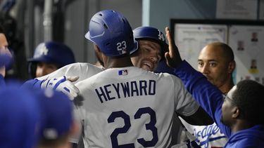 Freddie Freeman festeja con Jason Heyward, su compañero en los Dodgers de Los Ángeles, luego de batear un jonrón ante los Nacionales de Washington, el martes 30 de mayo de 2023 (AP Foto/Ashley Landis)