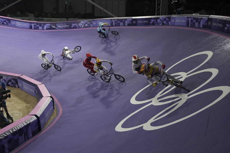 La colombiana Mariana Pajón lidera una carrera olímpica de BMX, mientras que la letona Monika Sturiska cae, el jueves 1 de agosto de 2024, en Saint-Quentin-en-Yvelines, Francia (AP Foto/Thibault Camus)