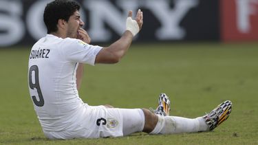 americateve | El jugador de la selecci&oacute;n de Uuguay, Luis Su&aacute;rez, gesticula tras morder al jugador de Italia, Giorgio Chiellini, en un partido del Mundial el 24 de junio de 2014 en Natal, Brasil. El Tribunal de Arbitraje Deportivo inform&oacute; el 6 de ag