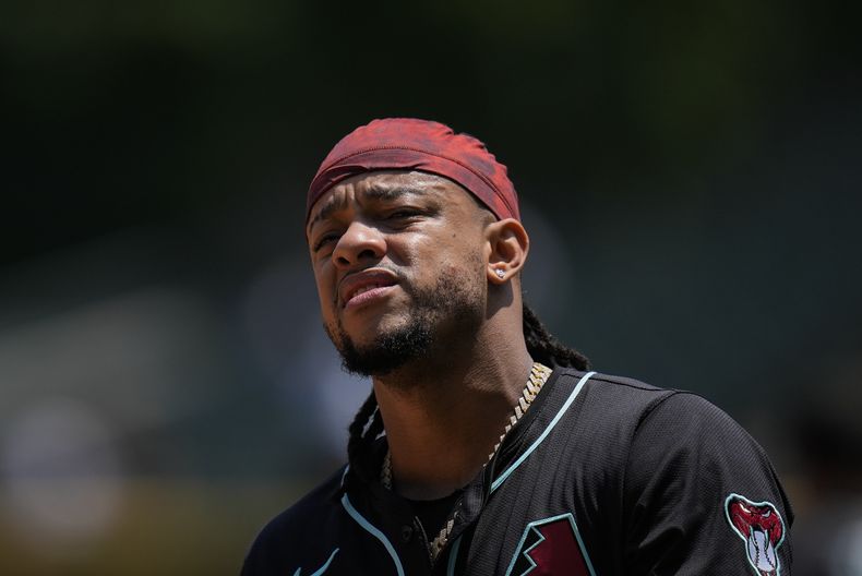 El dominicano Ketel Marte, de los Diamondbacks de Arizona, calienta antes del juego del miércoles 25 de junio de 2025, ante los Medias Blancas de Chicago (AP Foto/Erin Hooley)