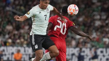 Luis Romo de México le gana el balón con un cabezazo al haitiano Frantzdy Pierrot (20) en el encuentro de la Copa Oro el jueves 29 de junio del 2023. (AP Foto/Darryl Webb)