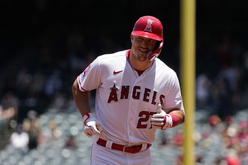 Mike Trout, de los Angelinos de Los Ángeles, sonríe mientras paso por tercera base después de batear jonrón solitario en la primera entrada del juego de béisbol del domingo 2 de julio de 2023, en contra de los Diamondbacks de Arizona, en Anaheim, California. (AP Photo/Mark J. Terrill)