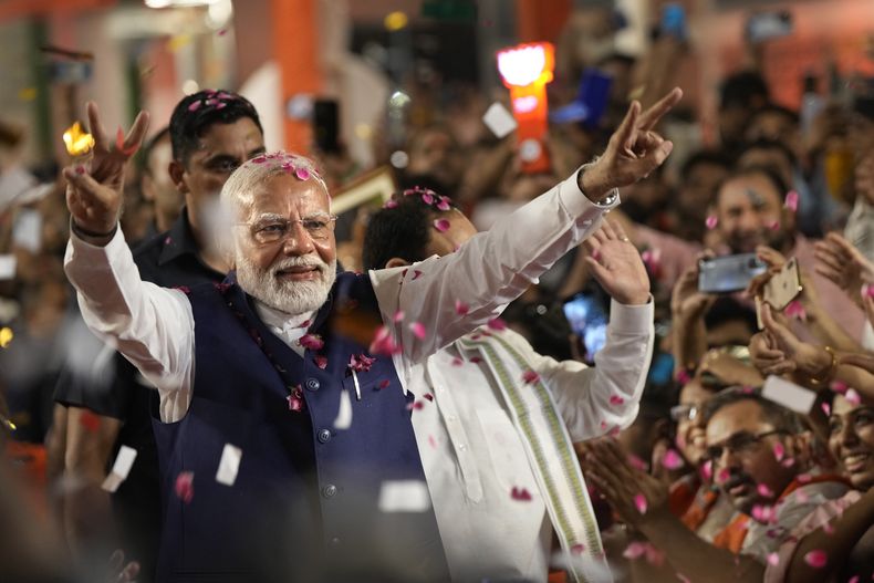 El primer ministro de India, Narendra Modi, saluda a sus partidarios a su llegada a la sede de su partido, Bharatiya Janata (BJP), tras el anuncio de los resultados de las elecciones en India, en Nueva Delhi, el 4 de junio de 2024. (AP Foto/Manish Swarup)