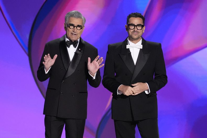 Los anfitriones Eugene Levy, izquierda, y Dan Levy hablan durante la 76a entrega de los premios Emmy el domingo 15 de septiembre de 2024 en el Teatro Peacock de Los Ángeles. (Foto AP/Chris Pizzello)