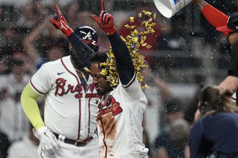 Ozzie Albies, de los Bravos de Atlanta, festeja luego de batear el jonrón del triunfo frente a los Mets de Nueva York, el jueves 8 de junio de 2023 (AP Foto/John Bazemore)