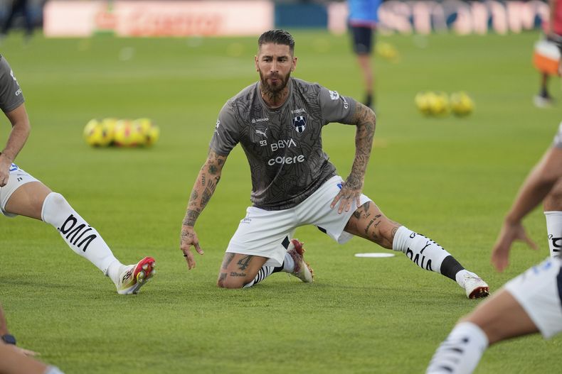 El español Sergio Ramos calienta previo al partido ante Cruz Azul de la liga mexicana el sábado 8 de marzo de 2025. (AP Foto/Eduardo Verdugo)