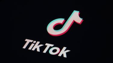 ARCHIVO - El ícono de la aplicación TikTok es visto en un teléfono celular en Marple Township, Pensilvania, el 28 de febrero de 2023. (AP Foto/Matt Slocum, Archivo)