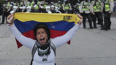 Maduro llama a crear nueva Constitución en Venezuela