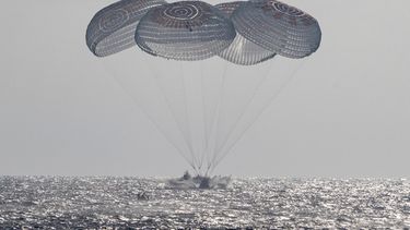 En esta foto proporcionada por la NASA, la nave Crew Dragon Freedom de SpaceX ameriza en el océano Pacífico frente a la costa de California, el jueves 8 de octubre de 2026, regresando de la Estación Espacial Internacional. (Keegan Barber/NASA vía AP)