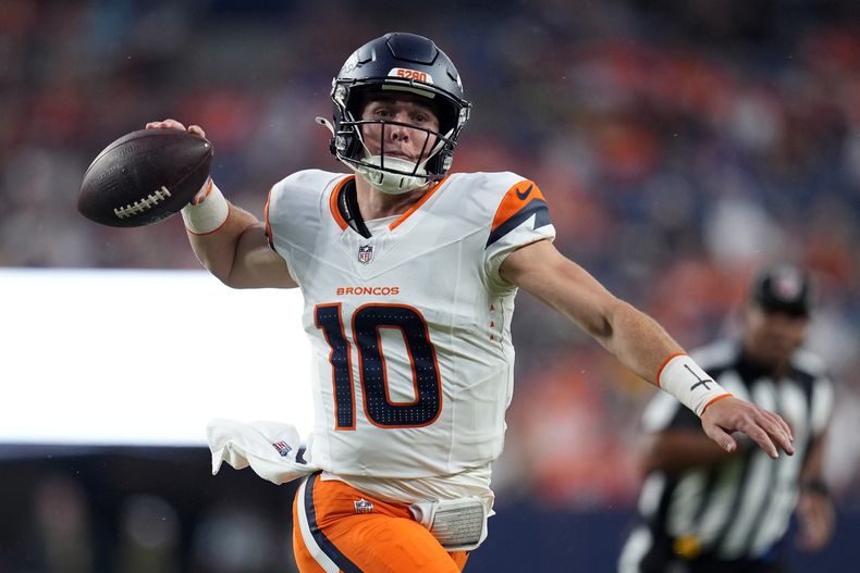 Bo Nix, quarterback de los Broncos de Denver, envía un pase en un partido de pretemporada ante los Packers de Green Bay, el domingo 18 de agosto de 2024 (AP Foto/Jack Dempsey)