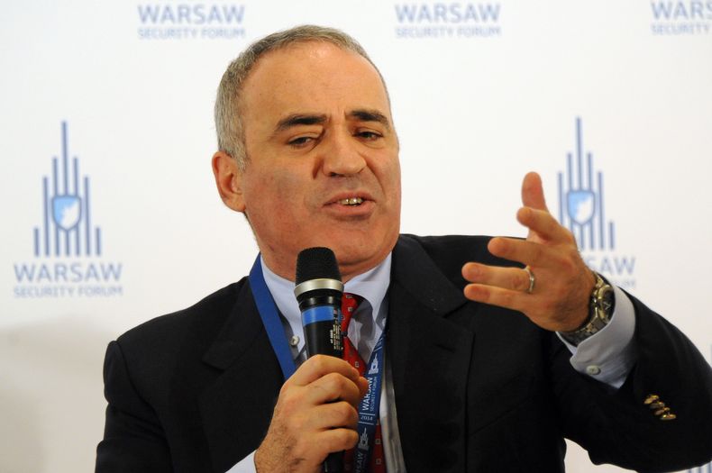 El ex campe&oacute;n mundial de ajedrez y activista pol&iacute;tico Garry Kasparov hablando en un foro de seguridad en Varsovia, Polonia, el jueves 20 de noviembre de 2014. Kasparov compar&oacute; la &ldquo;dictadura unipersonal&rdquo; de Vladimir Putin c