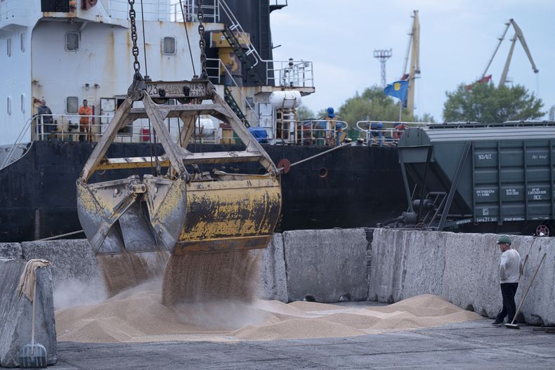 ARCHIVO - Trabajadores cargan grano el miércoles 26 de abril de 2023, en Izmail, Ucrania. (AP Foto/Andrew Kravchenko, archivo)