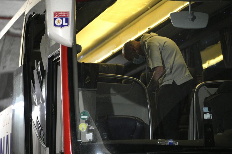 Un policía toma huellas dactilares en un autobús en el que viajaba el equipo de fútbol Lyon hacia el Estadio Velódromo para un encuentro de la League One francesa entre el Olympique de Marsella y el Lyon, en Marsella, Francia, el domingo 29 de octubre de 2023. (AP Foto/Daniel Cole)