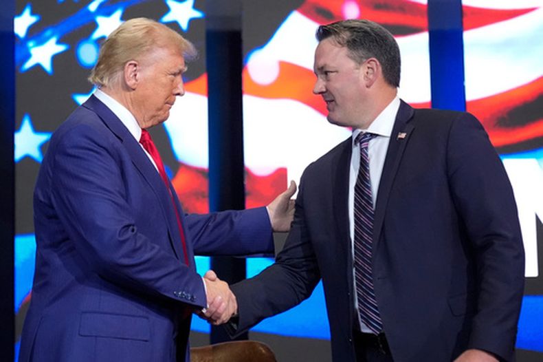El entonces expresidente y candidato presidencial Donald Trump con el vicegobernador de Georgia Burt Jones, en Zebulon, Georgia, el 23 de octubre del 2024. (AP foto/Alex Brandon)