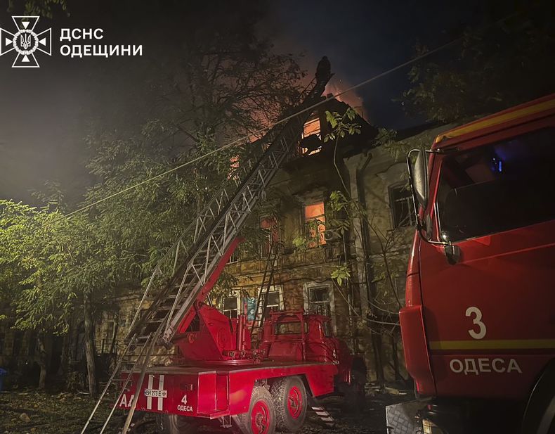 En esta imagen, distribuida por el Servicio de Emergencias de Ucrania, personal del departamento trabaja en la extinción de un incendio tras un ataque ruso en Odesa, Ucrania, el 14 de noviembre de 2024. (Servicio de Emergencias de Ucrania vía AP)