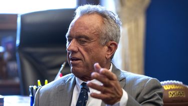 Robert Kennedy Jr., nominado por el presidente electo Donald Trump para secretario de Salud y Servicios Humanos, habla el 17 de diciembre de 2024 en Washington. (AP foto/Mark Schiefelbein)