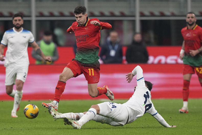 Christian Pulisic (11) del AC Milan salta sobre Mario Gila de la Lazio en el partido de la Serie A, el 2 de marzo de 2025. (AP Foto/Antonio Calanni)