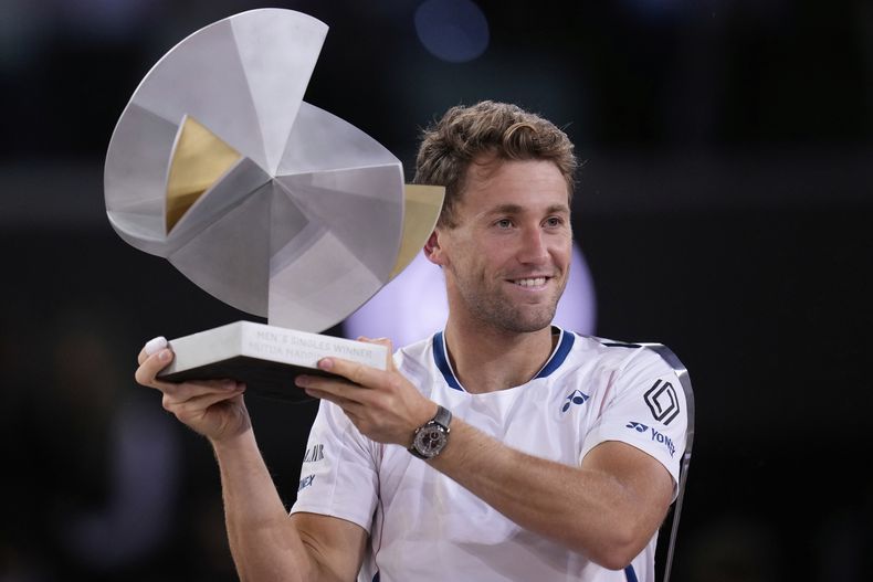 El noruego Casper Ruud sostiene el trofeo tras ganar el Abierto de Madrid al vencer a Jack Draper el domingo 4 de mayo del 2025. (AP Foto/Manu Fernandez)