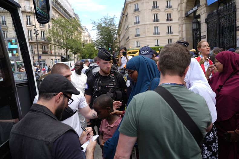 Migrantes suben a autobuses para abandonar el centro de París antes del inicio de los Juegos Olímpicos 2024 el jueves 25 de julio del 2024. (AP Foto/David Goldman)