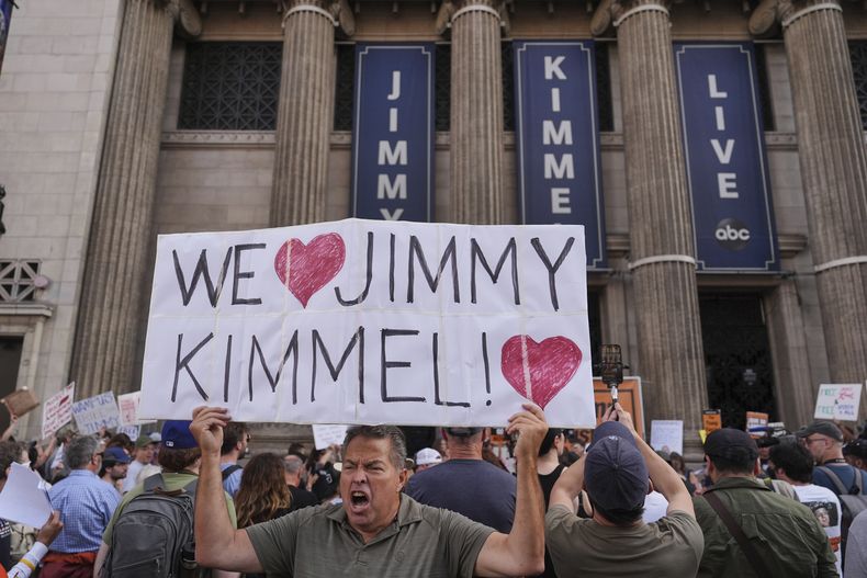 Oscar Villanueva sostiene un cartel afuera del Centro de Entretenimiento El Capitán, donde se presenta el programa nocturno Jimmy Kimmel Live!, el jueves 18 de septiembre de 2025, en Los Ángeles. (Foto AP/Jae C. Hong)