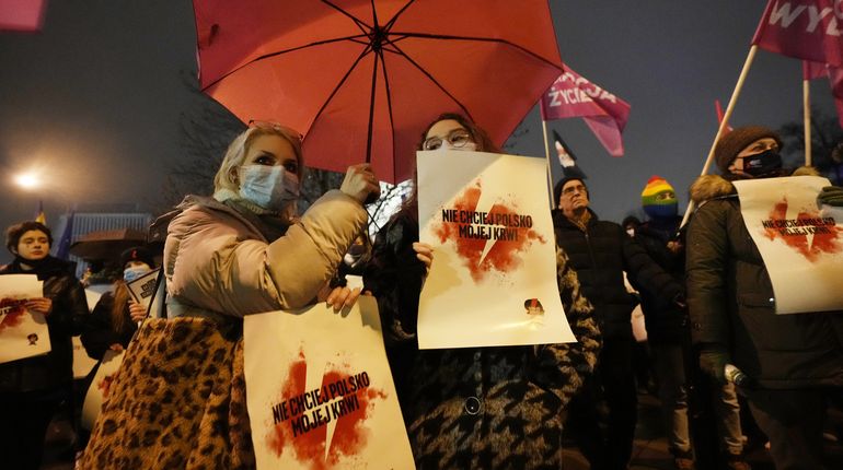 Legisladores polacos rechazan propuesta de ley antiaborto