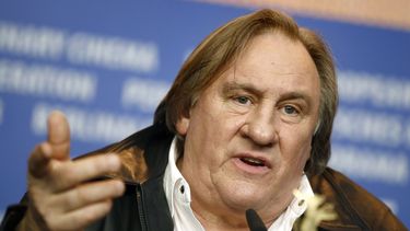 ARCHIVO - El actor Gerard Depardieu se dirige a los medios durante la conferencia de prensa de la película Saint Amour en el Festival de Cine Berlinale 2016 en Berlín, Alemania, el 19 de febrero de 2016. (Foto AP/Axel Schmidt, archivo)