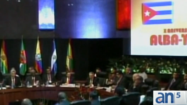 americateve | Los países del ALBA a través del dictador Raúl Castro condenaron las sanciones del congreso estadounidense contra funcionarios chavistas. También en la Habana, Nicolás Maduro firmó 62 nuevos acuerdos con el régimen cubano.