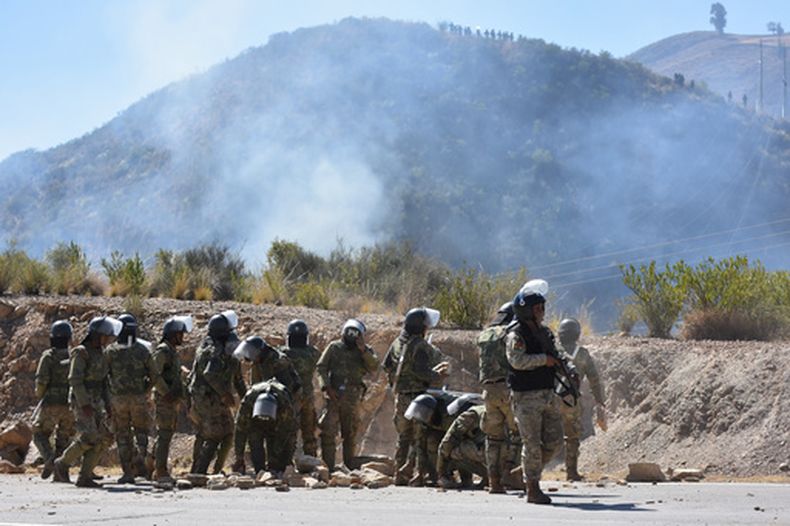 La policía militar despeja una carretera bloqueada por manifestantes antigubernamentales en Llavini, Bolivia, el domingo 21 de junio de 2026. (AP Foto/Dico Soliz)