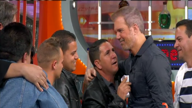 willy chirino sorprende a cubanos recien llegados de costa rica en el programa el happy hour