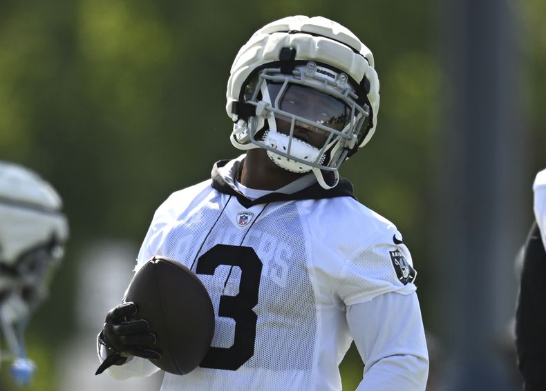 Zamir White, running back de los Raiders de Las Vegas, trabaja durante del campo de entrenamiento del equipo de la NFL, el jueves 25 de julio de 2024, en Costa Mesa, California. (AP Foto/John McCoy)