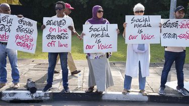 Una protesta contra una ley de seguridad en internet, en Colombo, Sri Lanka, el 23 de enero de 2024. (Foto AP/Eranga Jayawardena)