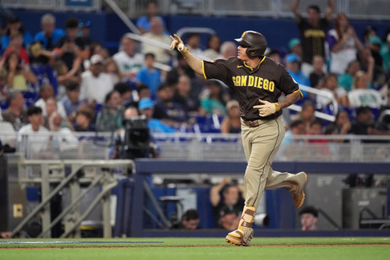 Manny Machado de los Padres de San Diego recorre las bases tras conectar un jonrón de tres carreras en el octavo inning ante los Marlins de Miami, el domingo 26 de juio de 2026, en Miami. (AP Foto/Rebecca Blackwell)