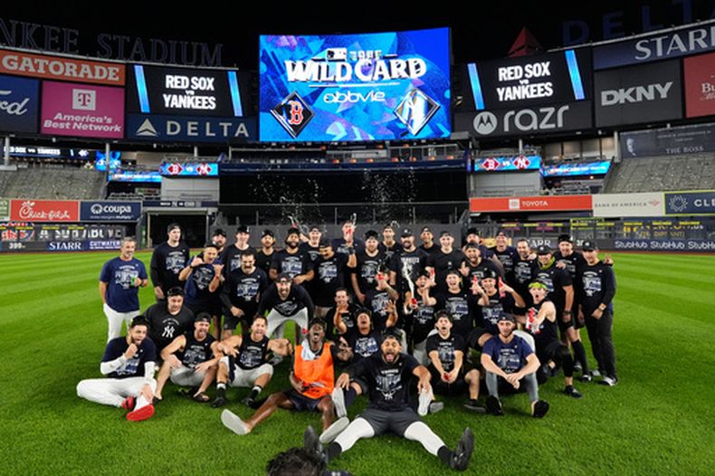 Los Yankees de Nueva York celebran tras vencer a los Medias Rojas de Boston en la serie divisional de la Liga Americana, el miércoles 30 de septiembre de 2026, en Nueva York. (AP Foto/Yuki Iwamura)