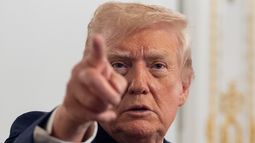 El presidente Donald Trump habla con los periodistas tras hablar con las tropas a través de un vídeo desde su finca Mar-a-Lago el jueves 27 de noviembre de 2025, en Palm Beach, Florida. (Foto AP/Alex Brandon)