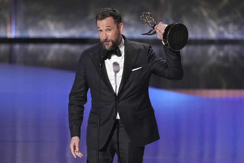 Noah Wyle acepta el premio al mejor actor principal en una serie dramática por The Pitt durante la 77a edición de los Premios Primetime Emmy el domingo 14 de septiembre de 2025 en el Teatro Peacock de Los Ángeles. (Foto AP/Chris Pizzello)