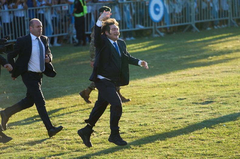 El presidente argentino Javier Milei corre en un campo durante una concentración en San Lorenzo, el sábado 7 de febrero de 2026 (AP Foto/Rodrigo Abd)