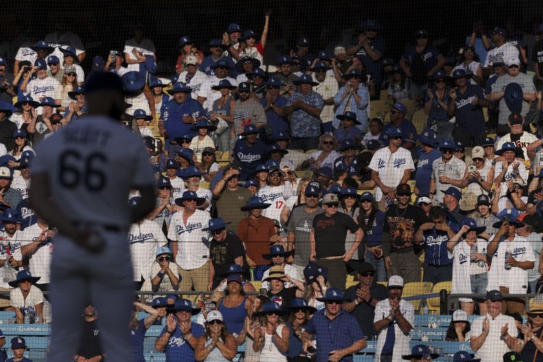 ARCHIVO - Foto del sábado 14 de junio del 2025, aficionados de los Dodgers de Los Ángeles observan al lanzador Tanner Scott en la novena entrada ante los Gigantes de San Francisco. (AP Foto/Jessie Alcheh, Archivo)