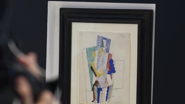 americateve | Foto de la obra "Hombre con el sombrero de &oacute;pera&rdquo;, de 1914, del maestro espa&ntilde;ol Pablo Picasso. Por 138 d&oacute;lares, un hombre de Pensilvania compr&oacute; el boleto que sali&oacute; premiado en una rifa hecha por la casa de sub