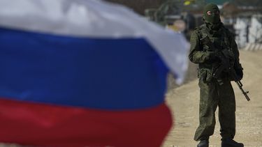 americateve | Soldados prorrusos bloquean la base naval de Ucrania de Novoozerne, situada al oeste de la capital de Crimea, Simferopol, el lunes 3 de marzo de 2014. (Foto de AP/Ivan Sekretarev)