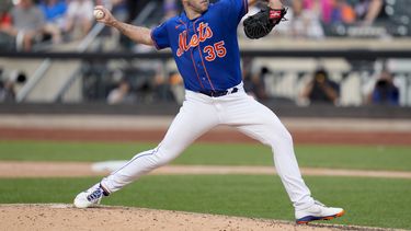 El abridor de los Mets de Nueva York Justin Verlander lanza en la séptima entrada del juego ante los Gigantes de San Francisco el sábado 1 de julio del 2023. (AP Foto/John Minchillo)