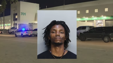 hombre balea a sus propios companeros de trabajo en un almacen de  manejo de carga y correo de una aerolinea cerca del aeropuerto internacional de miami 